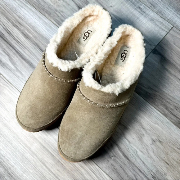 Ugg Women’s Lynwood Clogs - Suede Slip On - Picture 2 of 8